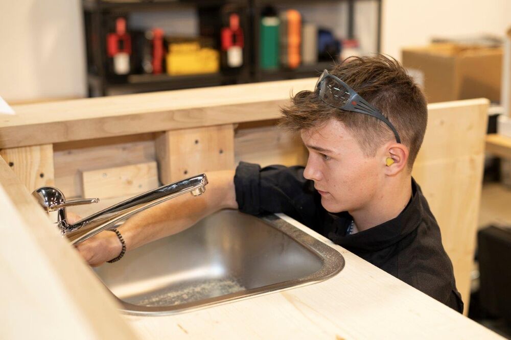 Der siegreiche Sanitärinstallateur Matthias Steiner bei der Arbeit.